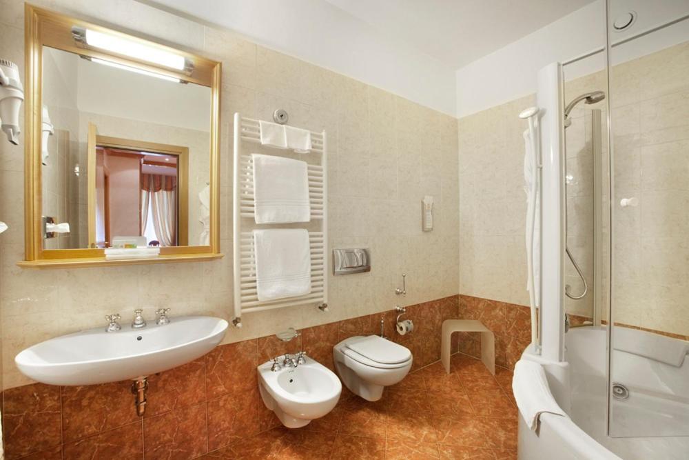 Camera Deluxe con 1 Letto Queen-Size e 1 Letto Singolo